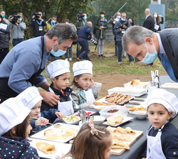 Don Felipe conversa con los alumnos que participan en el taller de show cooking